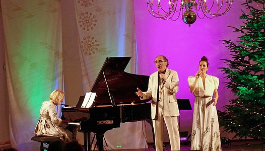 Jean-Claude Séférian mit Christiane Rieger-Séférian am Konzertflügel – Souvenirs de Noël im thalhaus Theater Wiesbaden