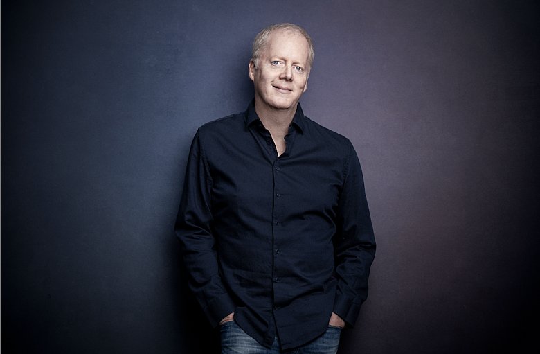 John Doyle – Lass die Kirche im Dorf im thalhaus Theater Wiesbaden