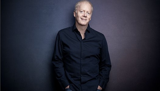 John Doyle – Lass die Kirche im Dorf im thalhaus Theater Wiesbaden