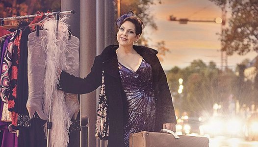 Dunja Koppenhöfer "DUNJA LA DIVA – packt ein…" Solo-Programm mit Piano und großem Taschenorchester im thalhaus Theater Wiesbaden