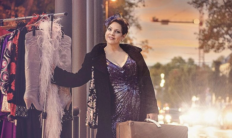 Dunja Koppenhöfer "DUNJA LA DIVA – packt ein…" Solo-Programm mit Piano und großem Taschenorchester im thalhaus Theater Wiesbaden